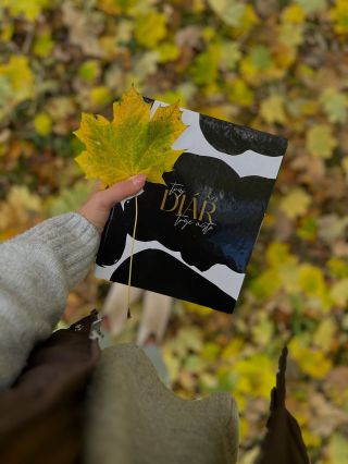 Podzimní photoshooting 🍂🍁 ____________________________ Jo a - už máš diář na rok 2026? 🫨 Můj nový roční diář má pevné...